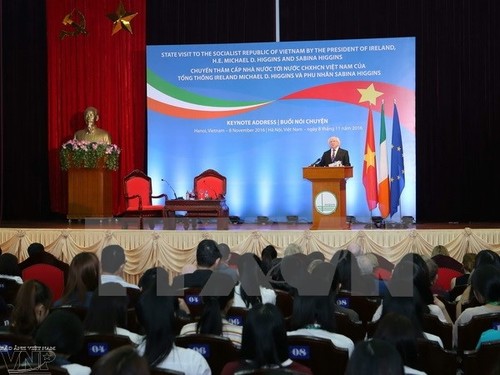 Irischer Präsident führt Gespräch mit Studenten der Nationaluniversität Hanoi - ảnh 1